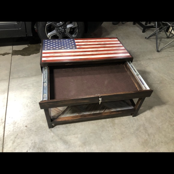 Flag table with locking hideaway - Picture 7 of 8